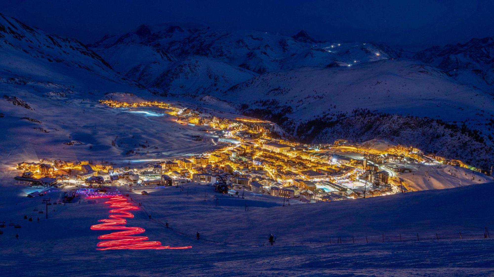 Chalet Alpe D'Huez 1850-Sea And Mountain Pleasure Avec 2 Appartements- 1 Appartement 3 Chambres 8 Couchages - 3 Salles D'Eau Et 1 Appartement 5 Chambres 12 Couchages 5 Salles D'Eau - Jacuzzi Et Sauna -Pieds Des Pistes Et Centre מראה חיצוני תמונה